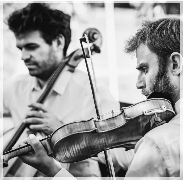 Violoniste et violoncelliste jouant de la musique classique en direct lors d’un mariage à Bordeaux – Récital Production